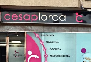 Rótulo luminoso y escaparate CesapLorca